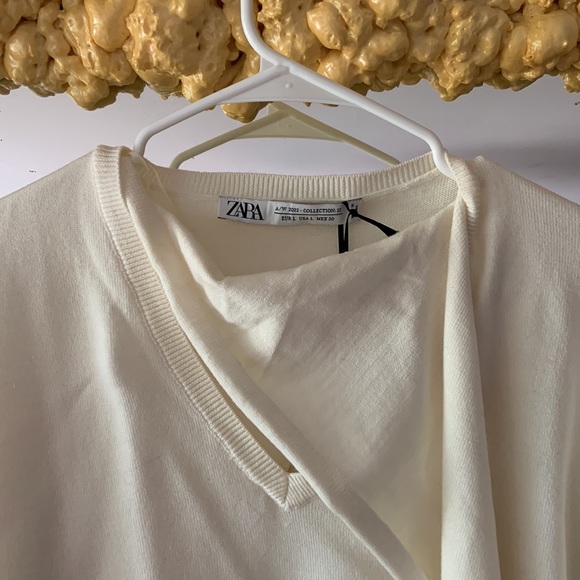 NWT Zara 2022 fall collection sweater with attached scarf, size L - Picture 3 of 5